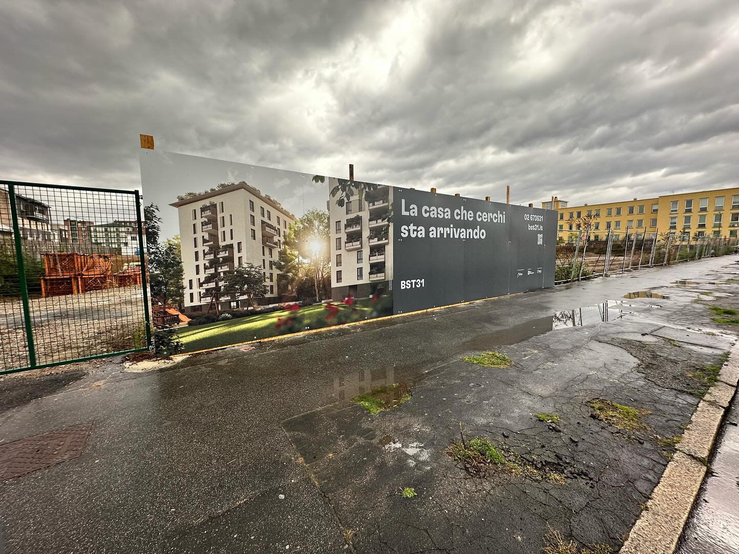 Decorazione di una cesata di cantiere a Milano
